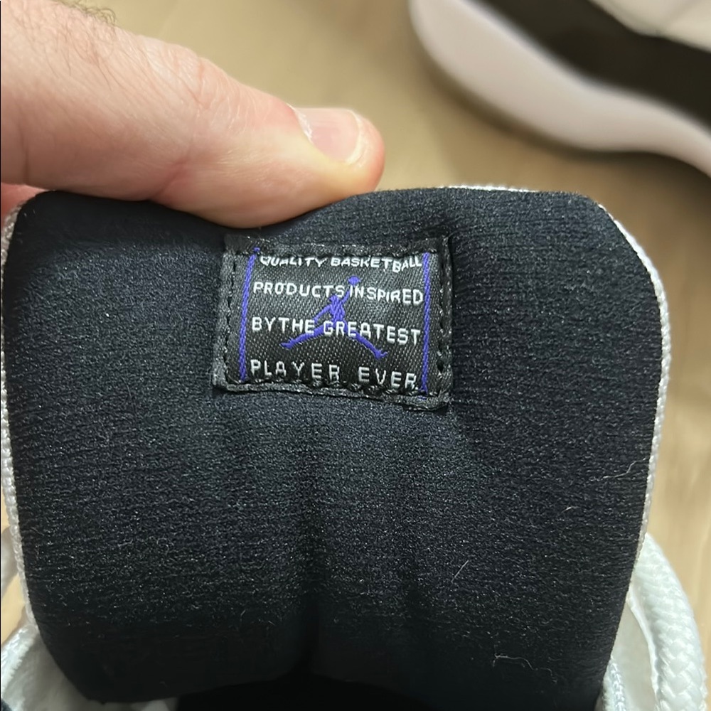 Air Jordan 11 Retro (2018) Black and White Sneakers with box - Picture 2 of 7